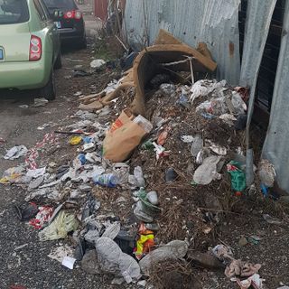 rifiuti in via reiss romoli