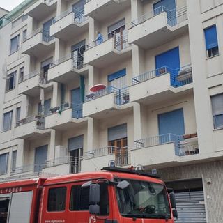 Mamma e figlia giù dal balcone: la bimba in condizioni disperate