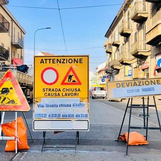 Cantiere di corso Grosseto, l’amara sorpresa dei commercianti: chiusa improvvisamente via Stradella