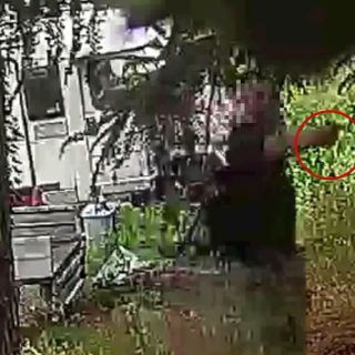 fermo immagine con uomo che ha pistola in mano