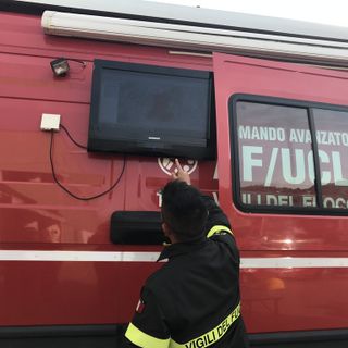 Incendio al piano rialzato di uno stabile in via Oropa, otto persone evacuate