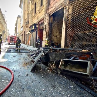 “Siamo scappati di corsa, il fumo nero saliva dalle scale”: la testimonianza degli evacuati dell’incendio di via Santa Teresa [FOTO e VIDEO]