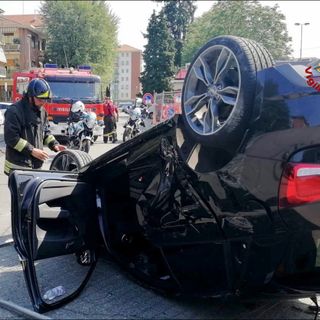 Fa una manovra improvvisa e l'auto si ribalta, illeso il conducente
