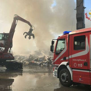 Borgaro Torinese, incendio alla Cascina Pulita: a fuoco rifiuti ammassati