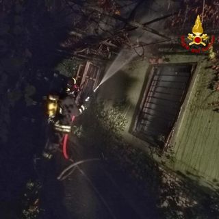 Incendio nella notte in un capanno di Villardora