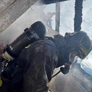 In fiamme il tetto di un'abitazione a Caprie; Vigili del fuoco in azione