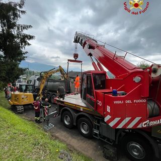 Giaveno: autocarro resta pericolosamente in bilico, i Vigili del Fuoco lo rimettono in strada