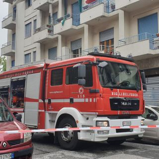 Incendio di via Rondissone, resta in condizioni disperate la bimba di otto mesi precipitata con la madre dal terzo piano