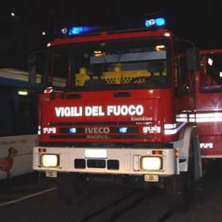 Maltempo, un fulmine colpisce una casa a Venaria e si scatena un incendio (VIDEO)