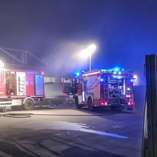 vigili del fuoco in azione di notte