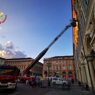 L'intervento dei Vigili del fuoco in piazza San Carlo