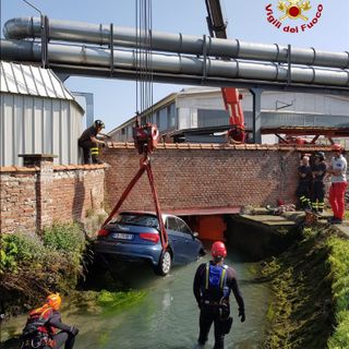 Villanova Canavese, auto finisce in un canale: Vigili del Fuoco al lavoro per estrarla dalle acque (FOTO e VIDEO)