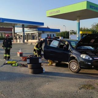 Auto perde metano, paura al distributore: i vigili del fuoco costretti a chiudere la strada