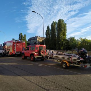 I Vigili del Fuoco recuperano un ragazzo finito nella Dora