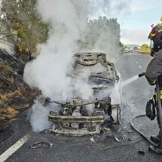 La coppia è riuscita a fermare il veicolo e scendere, prima che il rogo distruggesse il mezzo