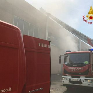 Incendio in un edificio industriale di strada del Francese