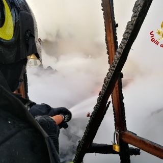 Il forte vento contribuisce a far divampare un incendio a Corio, Vigili del Fuoco in azione