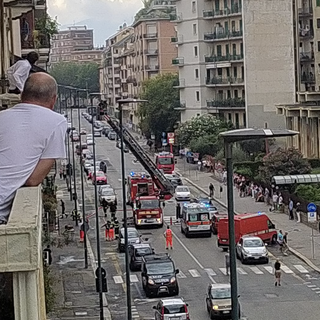 Paura in via Cialdini, chiusa la strada: sul posto vigili del fuoco e ambulanza