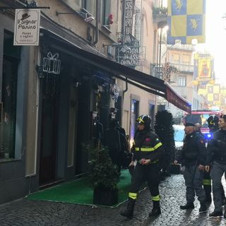 Paura nel primo pomeriggio in via dei Mercanti per un forte scoppio, tre le persone ferite (FOTO)