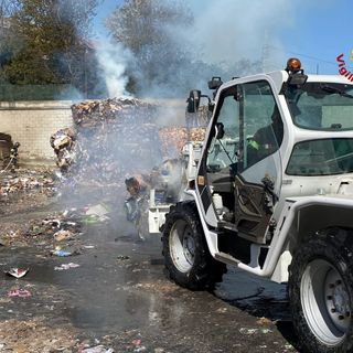 Balle di cartone a fuoco sul piazzale di una ditta in via Lanzo, in azione i pompieri