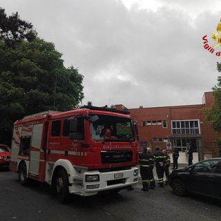 I Vigili del fuoco stanno effettuando le verifiche del caso: nessun danno per i bimbi