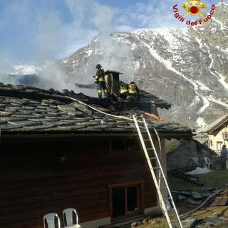 Incendio in un casa di Ceresole Reale, diverse squadre di Vigili del Fuoco impegnate nel domare il rogo