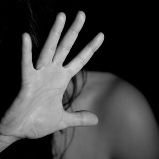 Botte, minacce e insulti alla fidanzata: fermato 20enne in via Sesia
