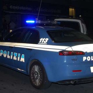 Inseguimento contromano in Barriera di Milano: alla fine l'auto dei fuggitivi si schianta su quelle parcheggiate