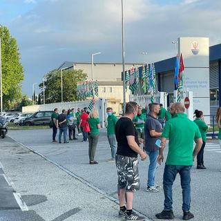 volantinaggio davanti alla Maserati