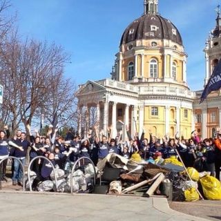 Volontari a Superga, foto tratta dalla pagina Fb Plastic Free Piemonte
