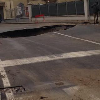 Moncalieri: voragine in strada Genova, bus contro auto in sosta