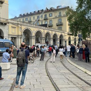 Bloccato l’incendio in piazza Carlo Felice. Il rogo si è sviluppato sotto le tegole [VIDEO]
