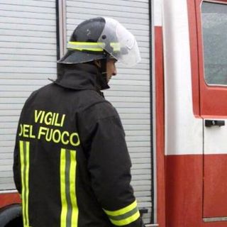 Un fumo arancione nel cielo di Torino: allarme per un incendio in un'azienda di smaltimento di rifiuti pericolosi