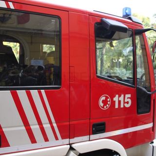 Calcinacci si staccano da un balcone e sfiorano un bimbo di due anni: illeso