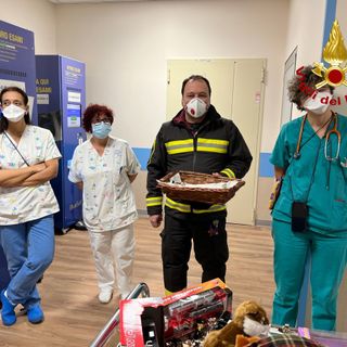 I vigili del fuoco della stazione Grugliasco portano Babbo Natale ai bambini ricoverati all'ospedale Martini [VIDEO]