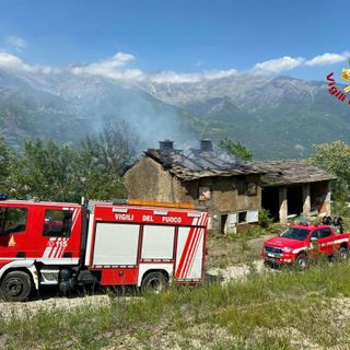 Bussoleno, a fuoco un edificio in disuso: intervengono i vigili del fuoco