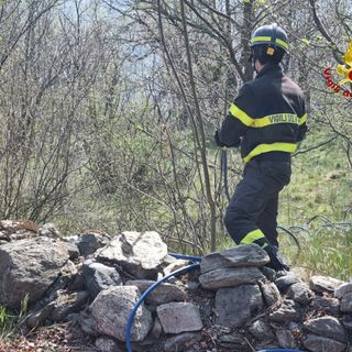 Incendio nei boschi sopra Chianocco: vigili del fuoco in azione