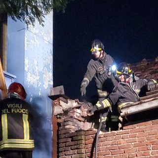 Va a fuoco l'edificio abbandonato tra corso Orbassano e strada del Portone