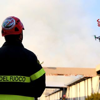 Frossasco, l'incendio non è ancora stato domato
