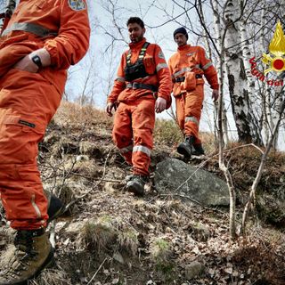 Finalmente spento l'incendio di Rueglio, ma i vigili del fuoco restano in allerta