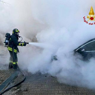 vvff spengono un incendio con gli idranti