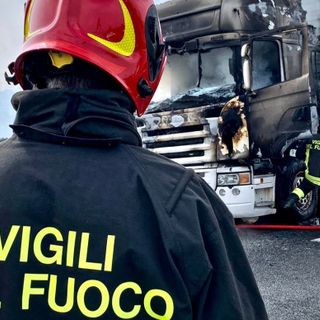 Tir in fiamme sulla tangenziale: il conducente scende dal mezzo giusto in tempo