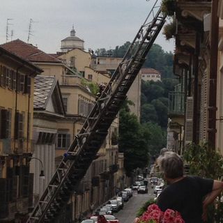 Torino, anziana si sente male, ma non riesce a uscire di casa: la salvano i vigili del fuoco con la gru
