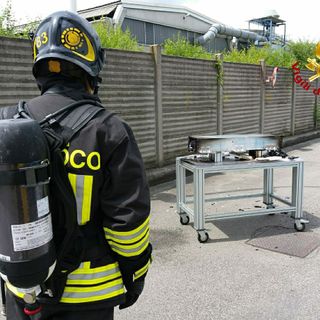 Batteria a fuoco in una ditta, intervengono i vigili del fuoco