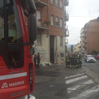 Esplosione in via Pianezza, un petardo scoppia davanti a un appartamento
