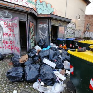 Borgo Dora, i servizi igienici di Canale Molassi abbandonati a loro stessi