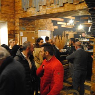 Tra buon cibo e cabaret, inaugura Wispobish a Torino: cottura al &quot;Josper&quot; e spettacoli in arrivo [FOTO e VIDEO]