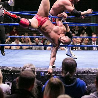 I campioni del wrestling si sfidano sul ring di Cumiana