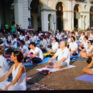 Giornata dello yoga a Torino, "meditazione" in piazza Castello con il centro Krishna Lila Giornata dello yoga a Torino, "meditazione" in piazza Castello con il centro Krishna Lila