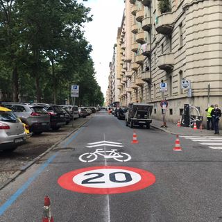 Torino città “bike friendly”, nei controviali 20 km/h e priorità alle bici: iniziati i lavori in città [VIDEO]